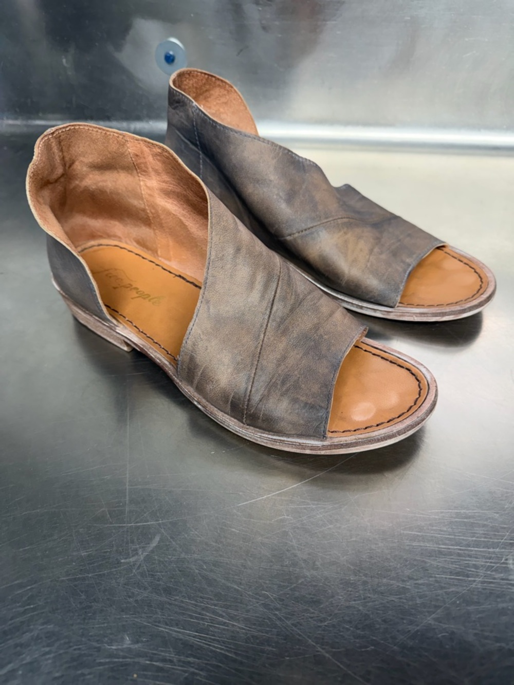 Free People Mont Blanc Asymmetrical Leather Flats Size 39 EU / 8.5 US - Picture 9 of 9